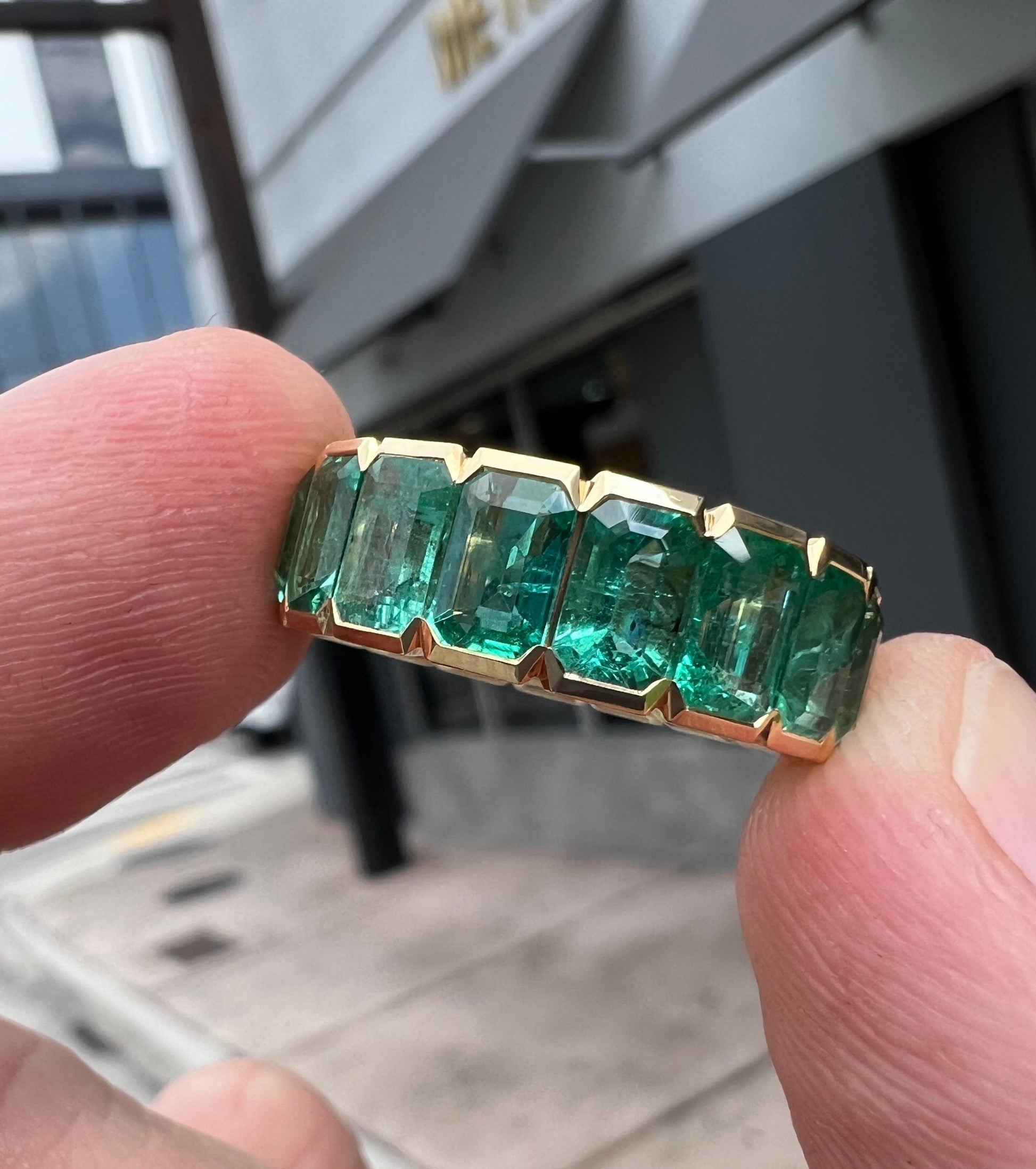 Colombian Emerald Gemstone 9.35 Carat Bezel Set Eternity Ring 18k Yellow Gold
