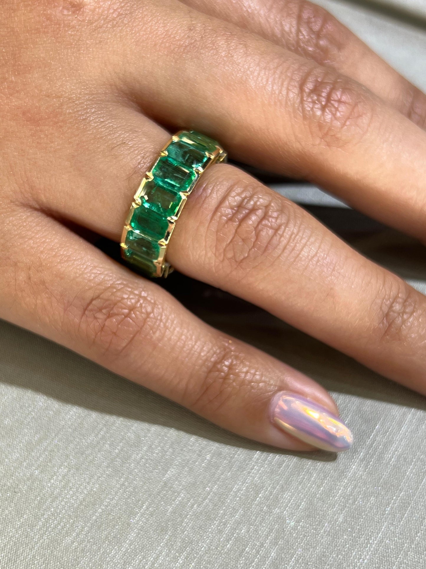 Colombian Emerald Gemstone 9.35 Carat Bezel Set Eternity Ring 18k Yellow Gold