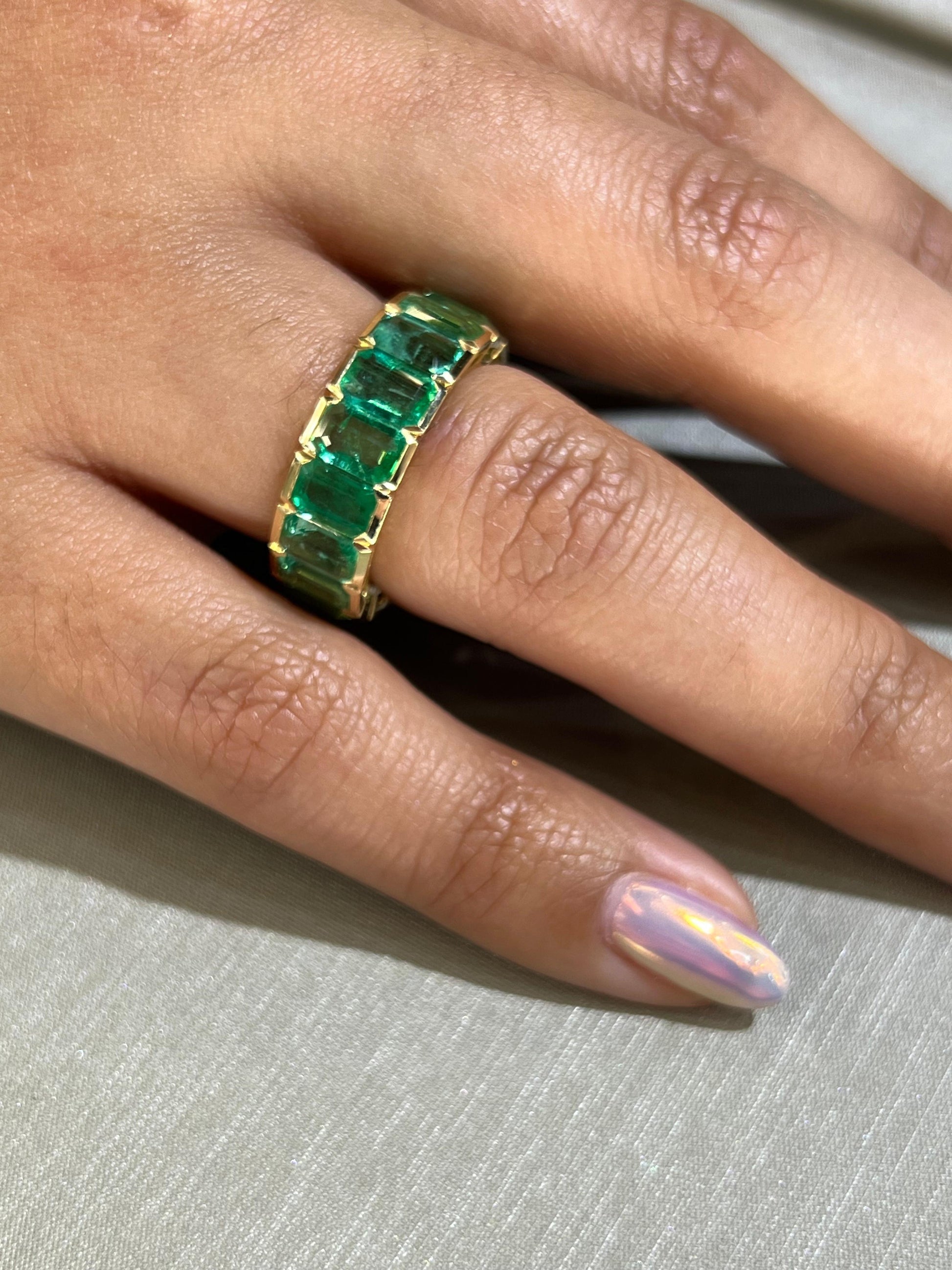 Colombian Emerald Gemstone 9.35 Carat Bezel Set Eternity Ring 18k Yellow Gold
